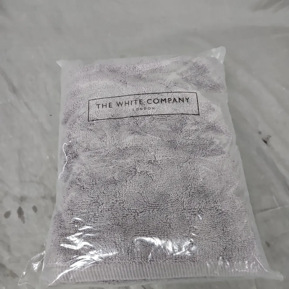 BOX OF APPROXIMATELY 10 ASSORTED HOUSEHOLD ITEMS TO INCLUDE COLOURFUL BEACH-HUT CUSHION, THE WHITE COMPANY TOWEL (PACKAGED) & PINK OCEAN-THEMED WATER BOTTLE - COLLECTION ONLY 