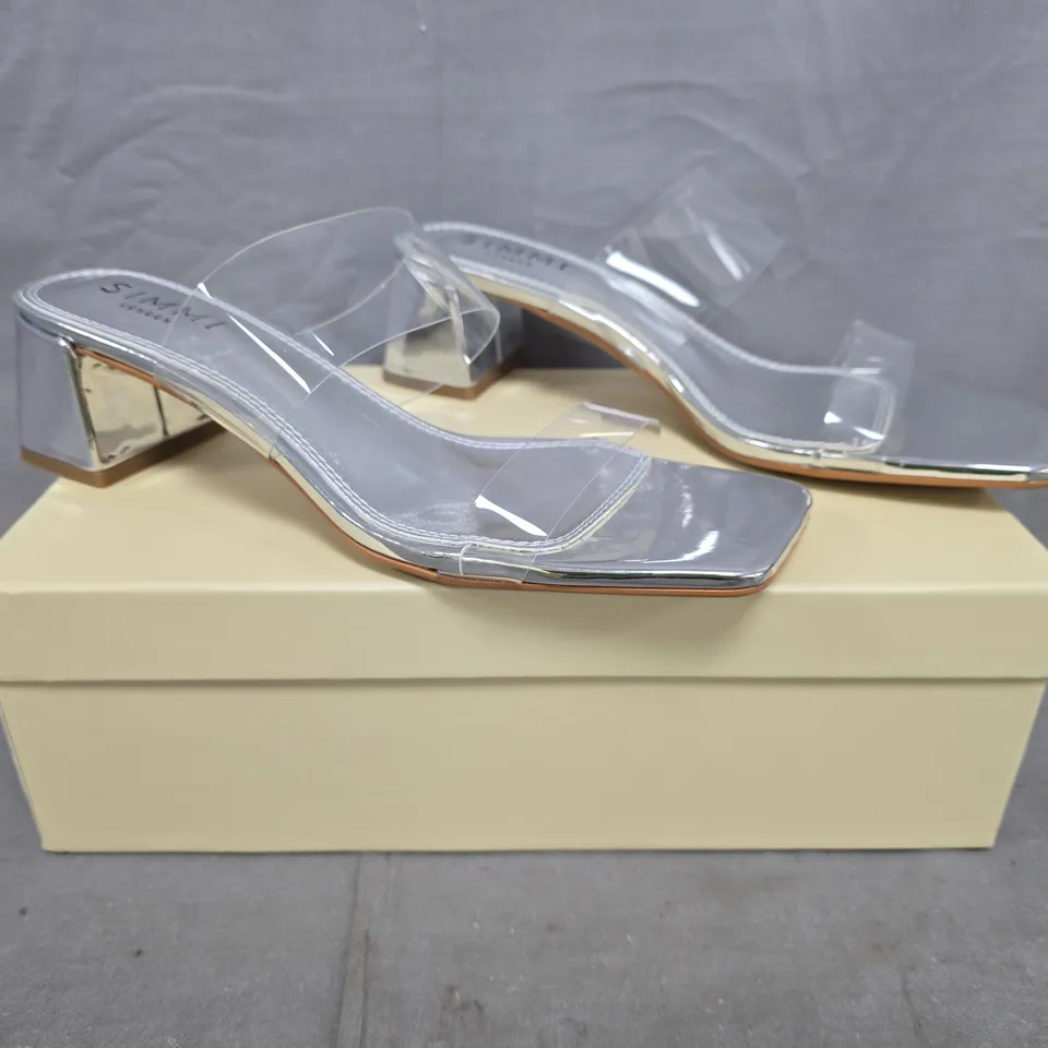 BOXED PAIR OF SIMMI LONDON EADIE LOW BLOCK HEEL OPEN TOE SANDALS IN SILVER SIZE UK 5