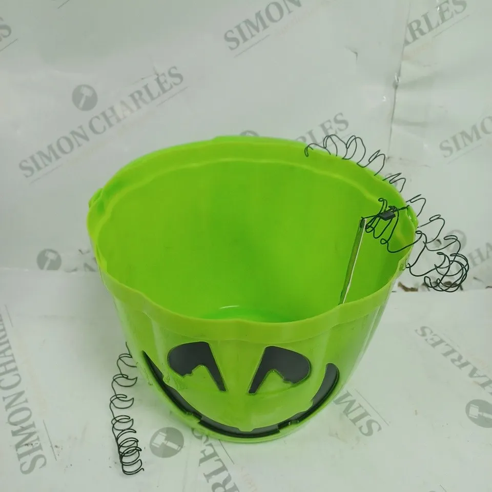 APPROXIMATELY 10 BUFUL CODE HALLOWEEN BUCKETS IN GREEN 