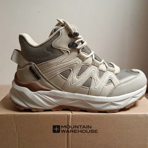 BOXED PAIR OF MOUNTAIN WAREHOUSE TRAIL BLAZER WMS WATERPROOF WALKING BOOT β BEIGE, UK6 (US8, EU39)