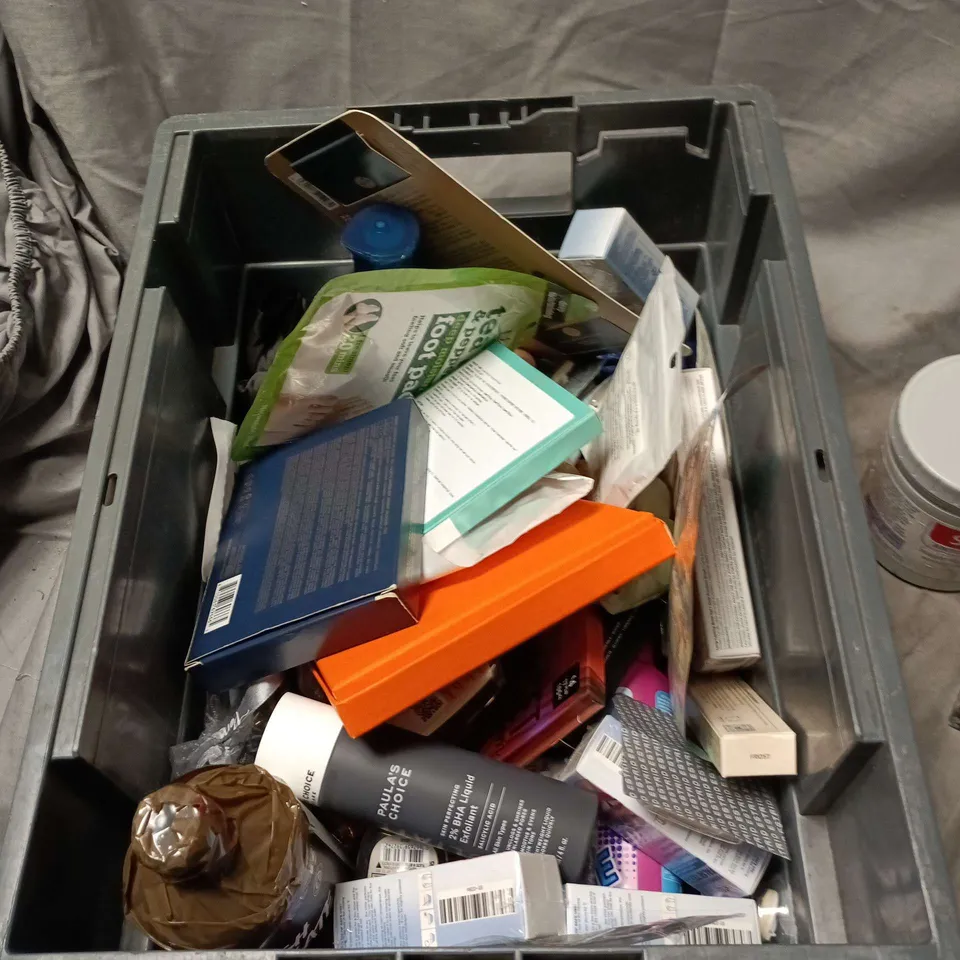 APPROXIMATELY 20 ASSORTED COSMETIC ITEMS TO INCLUDE SUDOCREM, CATH KIDSON, BODY BUTTER, STAMP EYELINER, LOREAL ELVIVE ETC