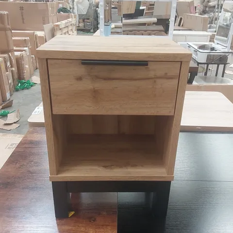 YONKERS 1 DRAWER BEDSIDE COLOUR: OAK