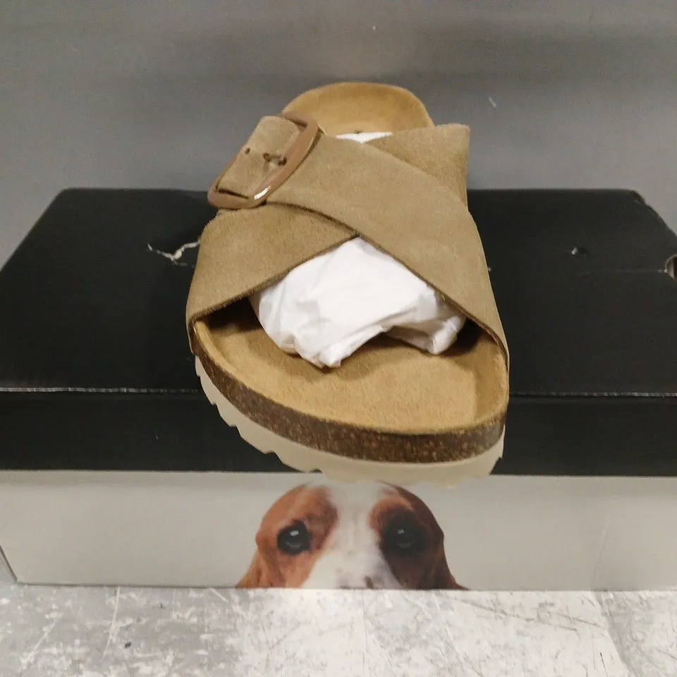 BOXED PAIR OF HUSH PUPPIES BECKY MULE SANDALS IN TAUPE SIZE UK 6