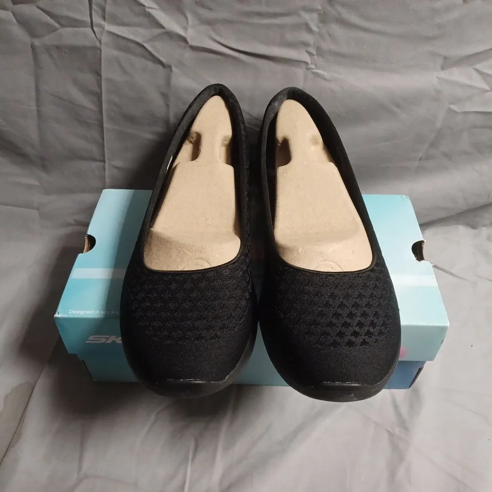 BOXED PAIR OF SKECHERS WOMEN’S SLIP-ON SHOES – BLACK, AIR-COOLED MEMORY FOAM - UK SIZE 8