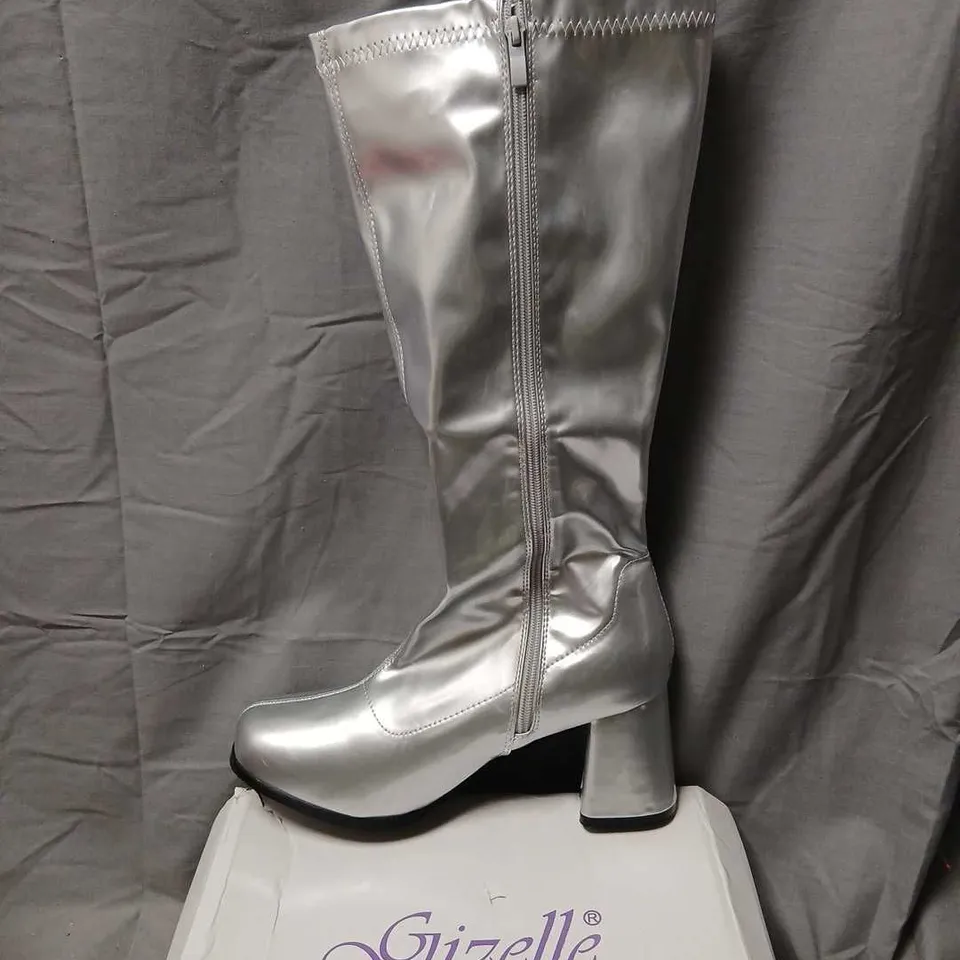 GIZELLE SILVER PATENT KNEE-HIGH BOOTS – UK 11 (EU 45) – STYLE G-733