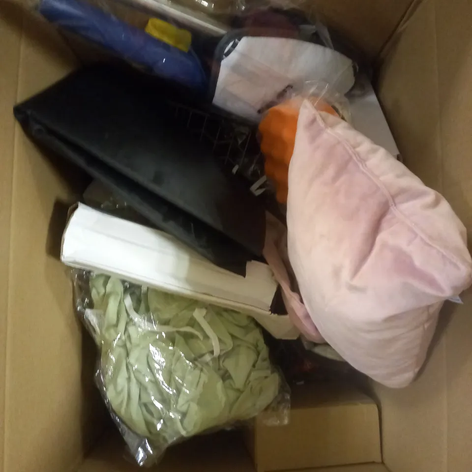 BOX OF APPROXIMATELY 20 ASSORTED HOUSEHOLD PRODUCTS TO INCLUDE THERMAL FLASK, DECORATIVE LED LIGHTS, SOLAR WALL LIGHT ETC