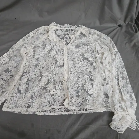 WOMEN'S WHITE LACE BLOUSE – SIZE M (VERIFY SIZE)