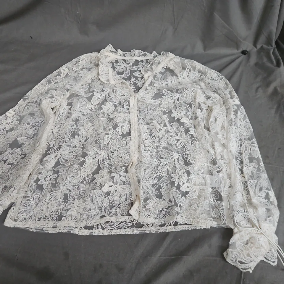 WOMEN'S WHITE LACE BLOUSE – SIZE M (VERIFY SIZE)