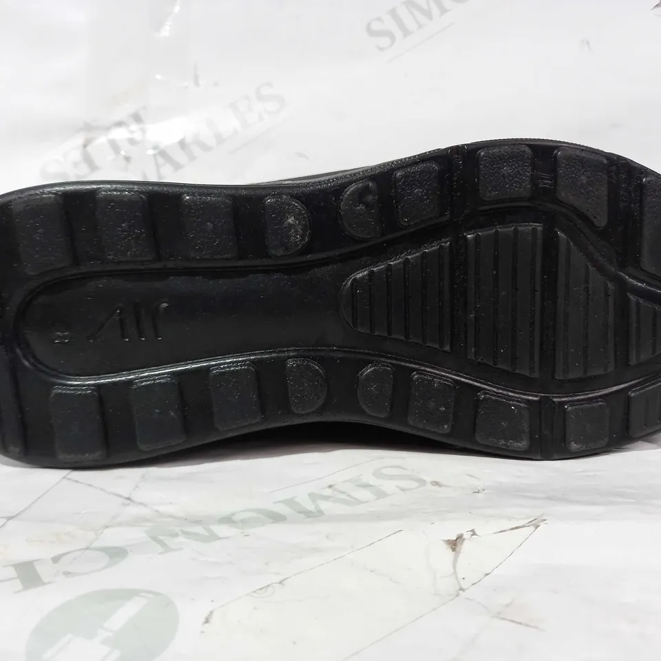 BOXED PAIR OF NIKE AIR TRAINERS IN BLACK UK SIZE 5.5