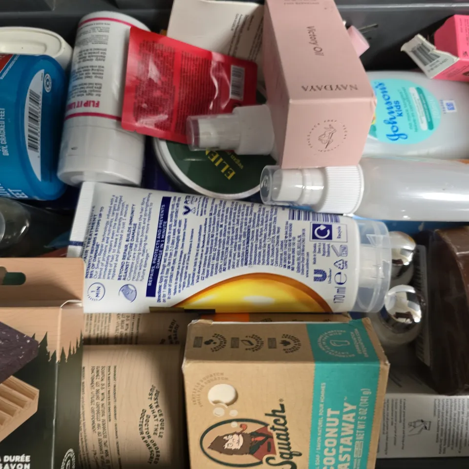 APPROXIMATELY 20 ASSORTED COSMETIC PRODUCTS TO INCLUDE SOAP BAR, MOUTHWASH, ETC
