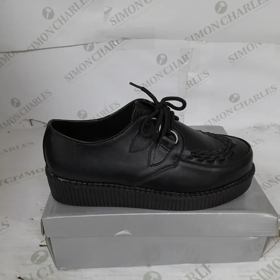 BOXED PAIR OF CASANDRA PLATFORM FLAT SHOES IN BLACK LEATHER SIZE 7
