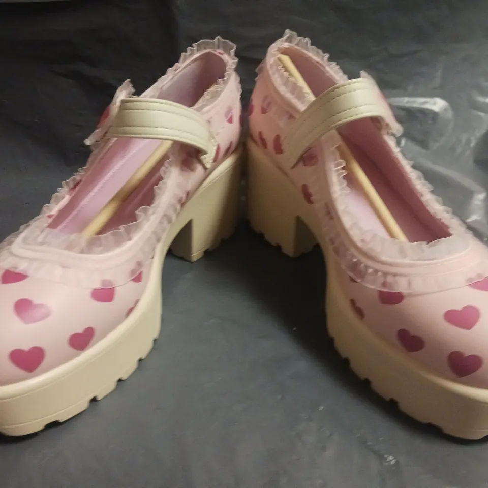 BOXED PAIR OF MELANIE MARTINEZ X KOI CHUNKY BLOCK HEEL SHOES IN PINK W. HEART DESIGN SIZE 6