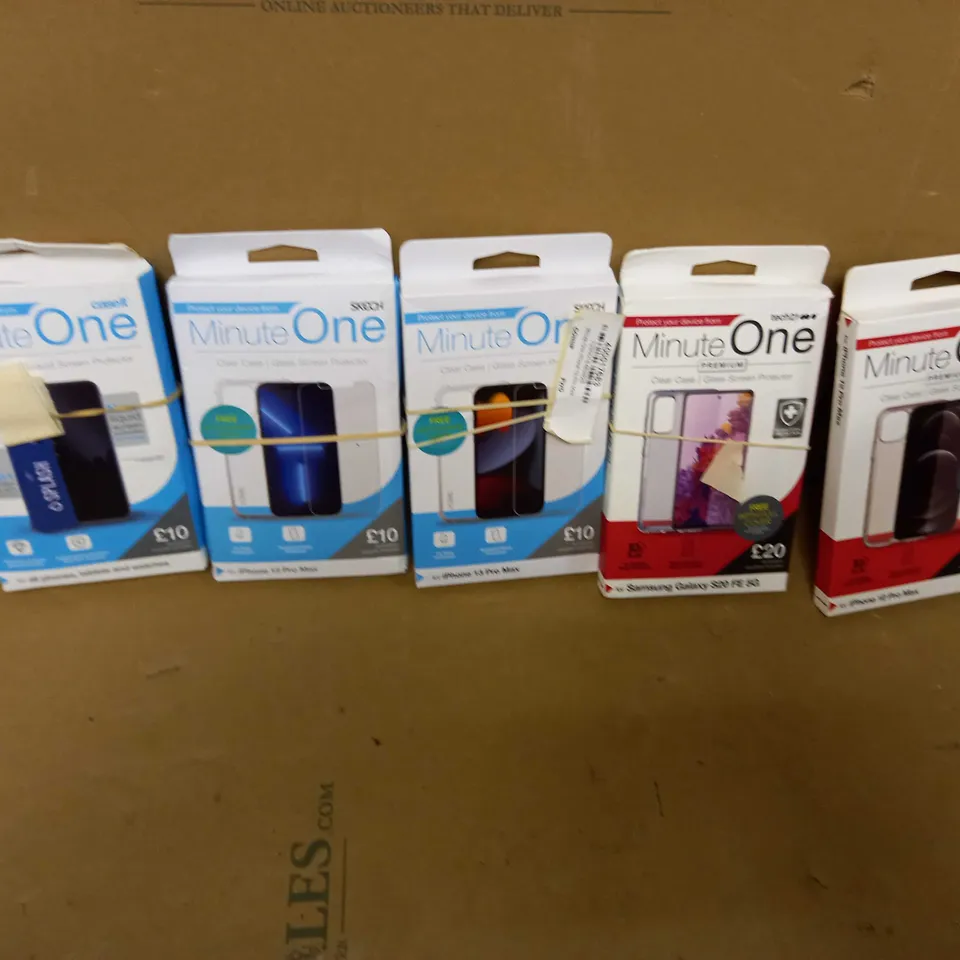 BOX OF APPROXIMATELY 40 ASSORTED DESIGNER PHONE ACCESSORY ITEMS TO INCLUDE CASEIT, SKECH, TECH 21 ETC