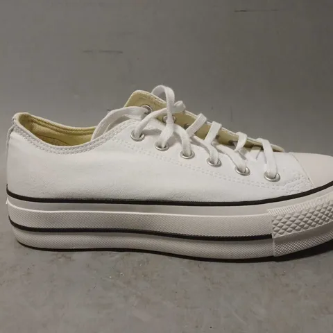 CONVERSE WHITE LOW SNEAKERS - UK 7 