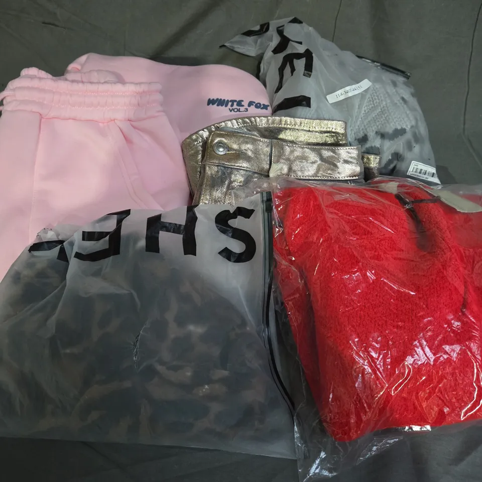 APPROXIMATELY 20 ASSORTED CLOTHING ITEMS IN VARIOUS SIZES TO INCLUDE - SWEAT SET, MINI SKIRT, JACKET, ETC