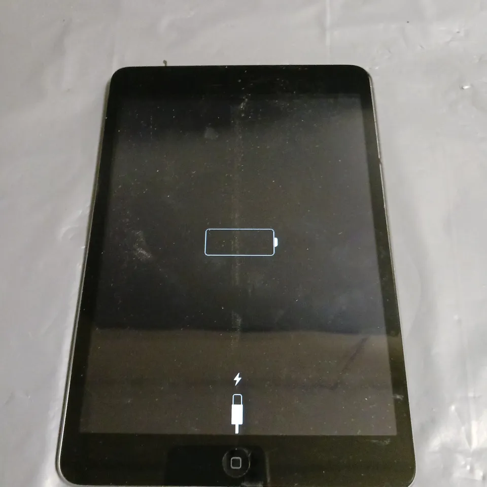 APPLE IPAD MINI 1ST GEN TABLET IN GREY/SILVER