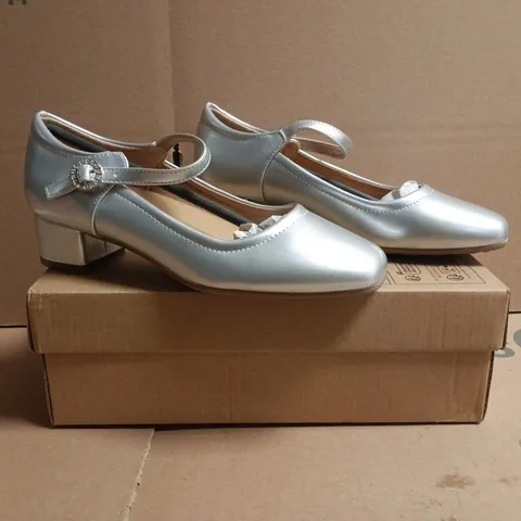 BOXED PAIR OF UNBRANDED CLOSED TOE LOW BLOCK HEEL SHOES IN SILVER SIZE EU 35