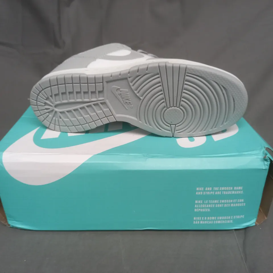 BOXED PAIR OF NIKE DUNKS LOW IN GREY SIZE UK 6