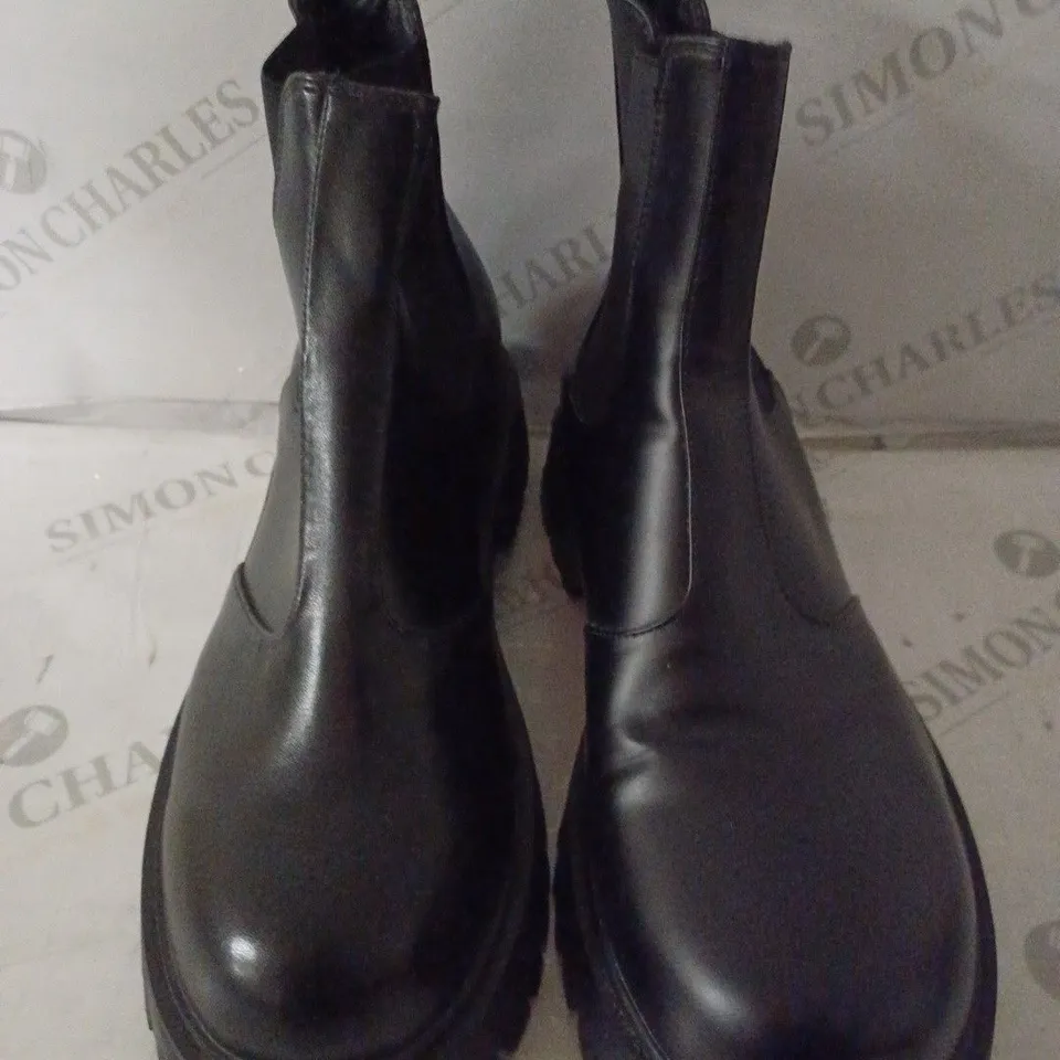 BOXED PAIR OF KOI WOMEN'S ORSON SWITCH CHELSEA BOOTS SIZE 9