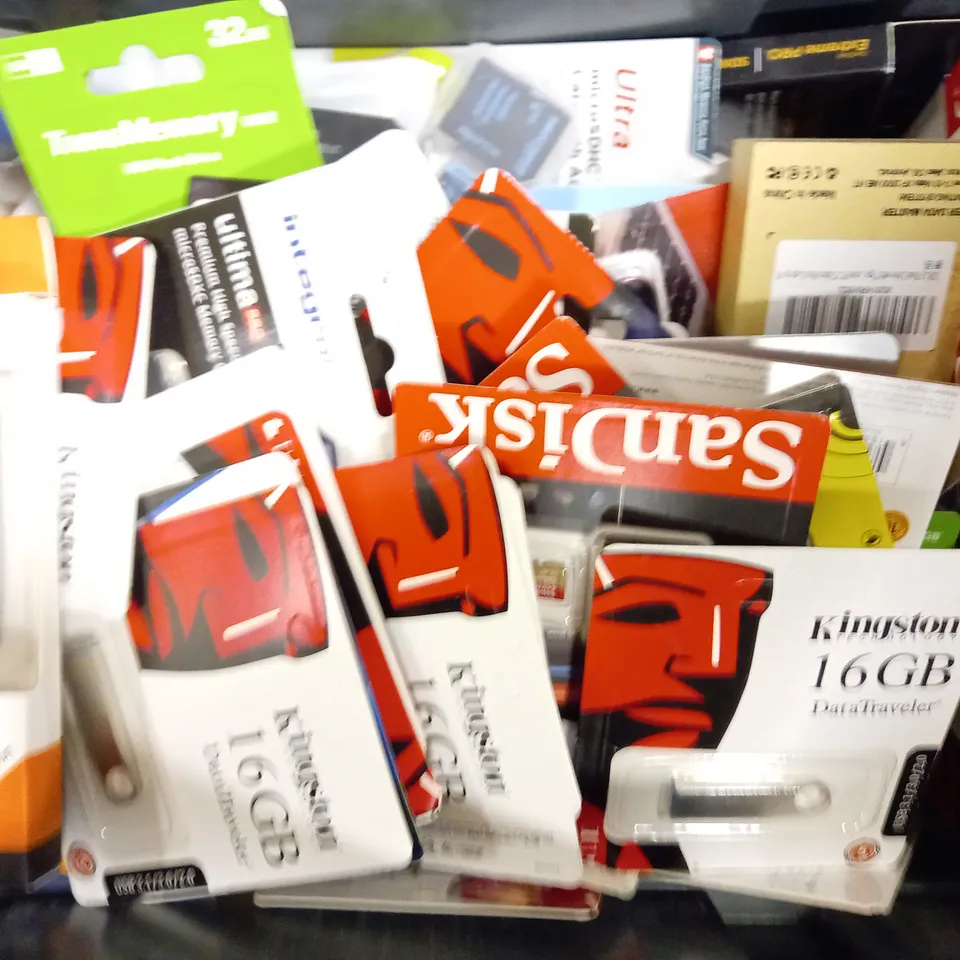 LOT OF APPROXIMATELY 50 ASSORTED MEMORY CARDS