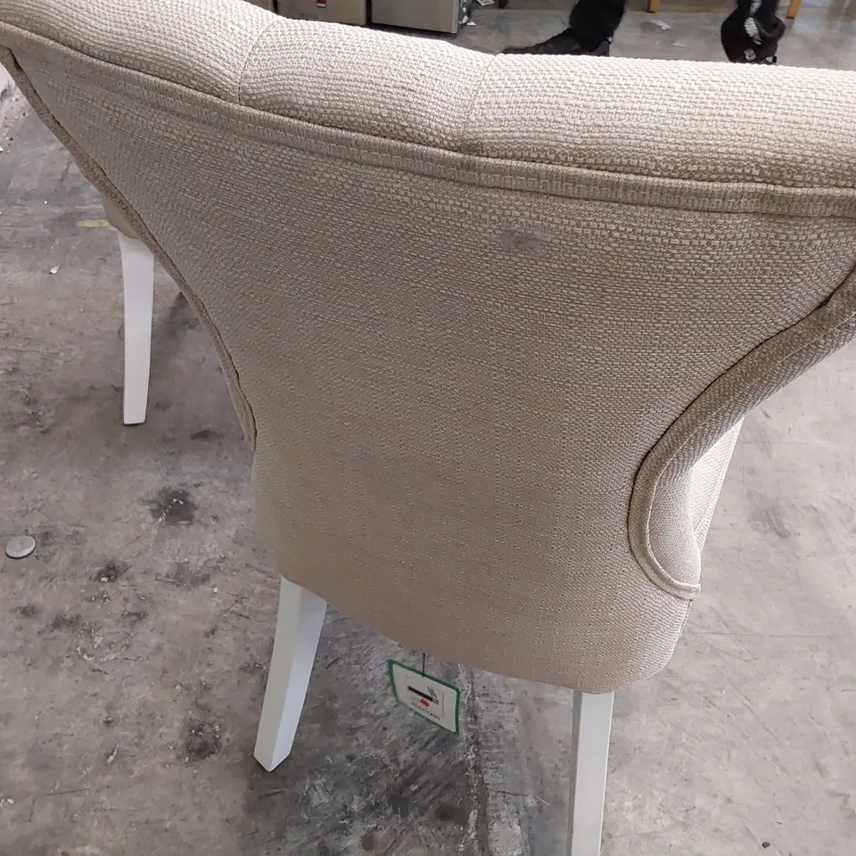 PAIR OF DESIGNER BUTTONED BACK UPHOLSTERED DINING CHAIRS NATURAL FABRIC ON WHITE PAINTED LEGS 