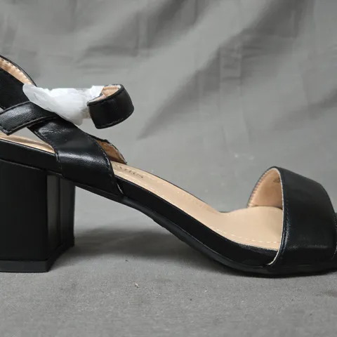 BOXED PAIR OF DREAM PAIRS OPEN TOE BLOCK HEEL SANDALS IN BLACK SIZE 7