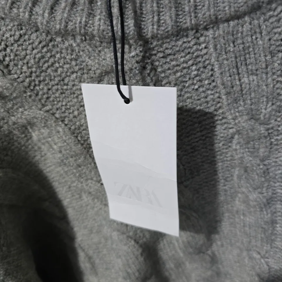 ZARA GREY CABLE-KNIT SWEATER – SIZE M (EU/US M)