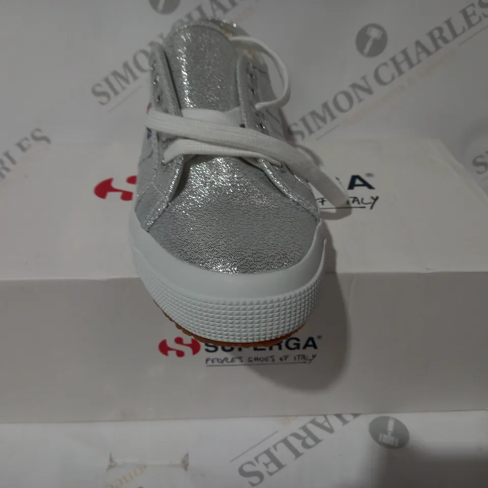 BOXED PAIR OF SUPERGA SHOES IN METALLIC SILVER W. GLITTER EFFECT UK SIZE 6