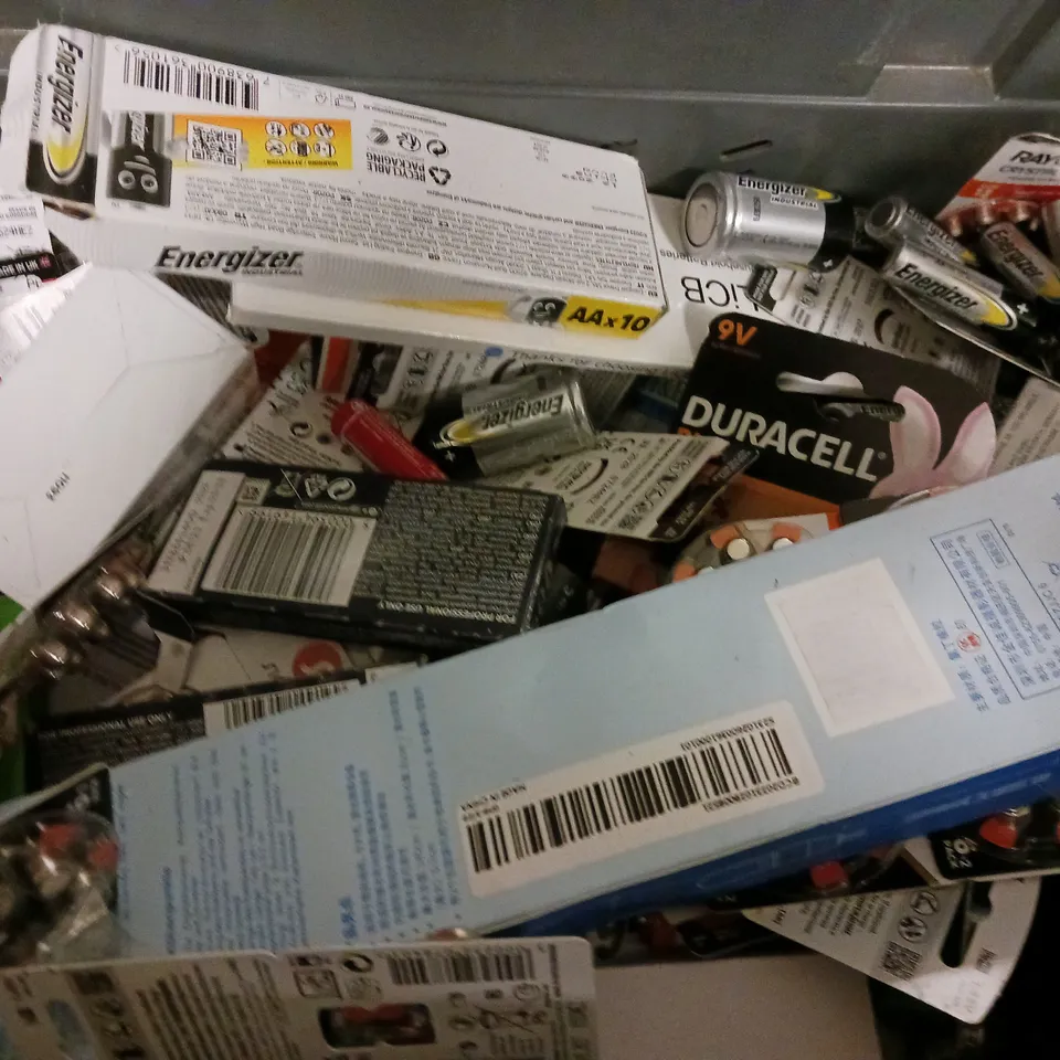 APPROXIMATELY 20 ASSORTED BATTERIES TO INCLUDE - RAYOVAC BATTERIES , EUNICELL ALKALINE BATTERY ,PROCELLL CONSTANT POWER AAA10 ETC