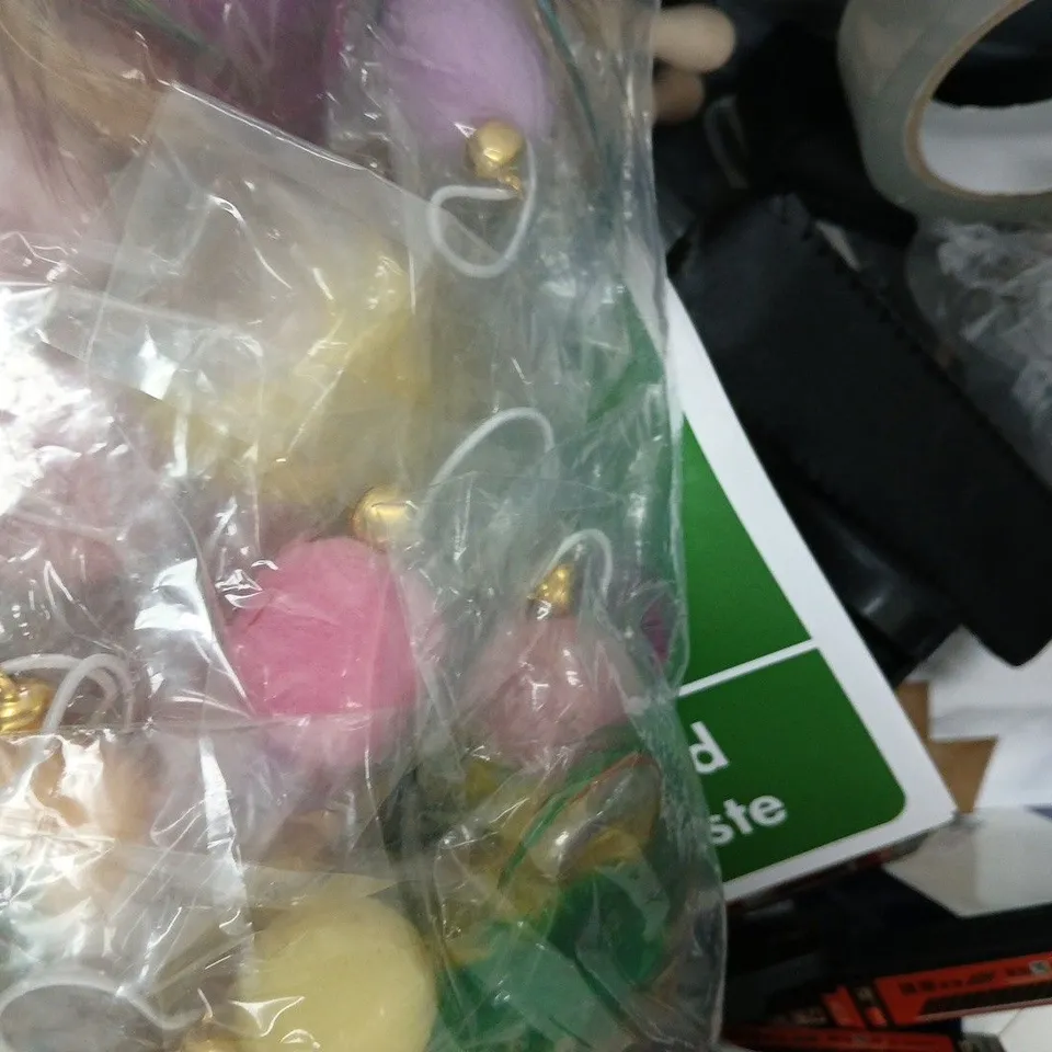 APPROXIMATELY 10 ASSORTED ITEMS TO INCLUDE - FOOD WASTE , UNIVERSAL WIPES , SHOE CLEANER ETC