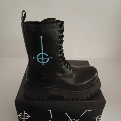 BOXED PAIR OF GHOST X KOI SECULAR HAZE PAPA EMERITUS II PLATFORM BOOTS – BLACK, UK 6