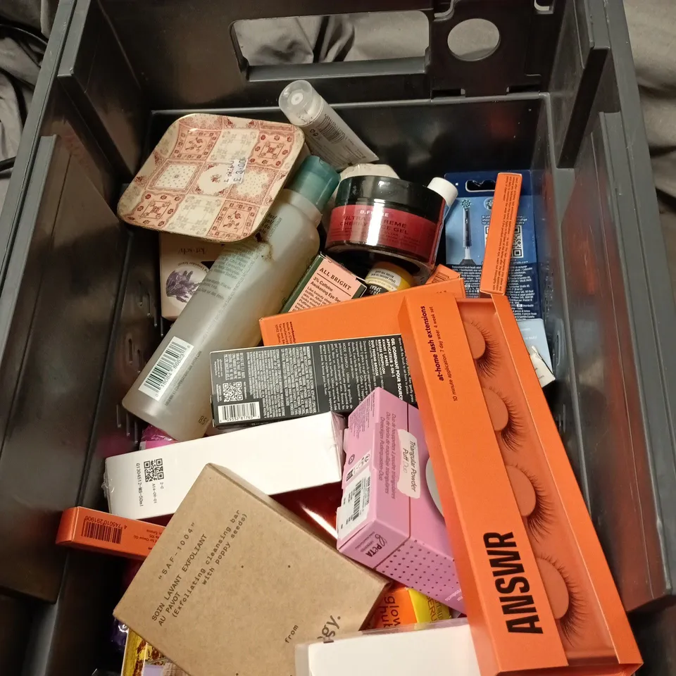 APPROXIMATELY 20 ASSORTED COSMETIC ITEMS TO INCLUDE BULL DOG SHOWER GEL, CORSODYL, ORAL B, BODY CREAM ETC