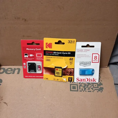 LARGE QUANTITY OF ASSORTED ITEMS TO INCLUDE AN ASSORTMENT OF SD CARDS, MEMORY CARDS, FLASHDRIVES, ETC - COLLECTION ONLY