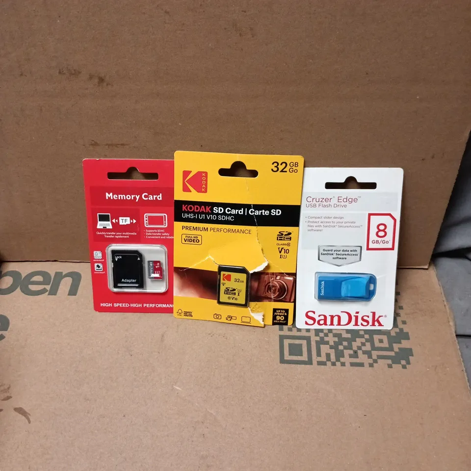 LARGE QUANTITY OF ASSORTED ITEMS TO INCLUDE AN ASSORTMENT OF SD CARDS, MEMORY CARDS, FLASHDRIVES, ETC - COLLECTION ONLY