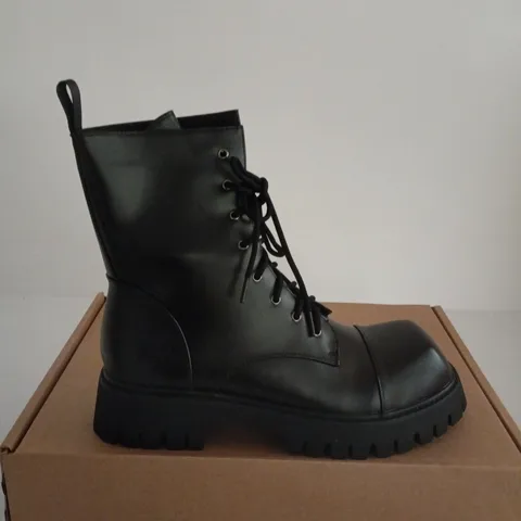 BOXED PAIR OF KOI GIMLI BLACK SQUARE TOE LACE UP BOOTS - SIZE 10