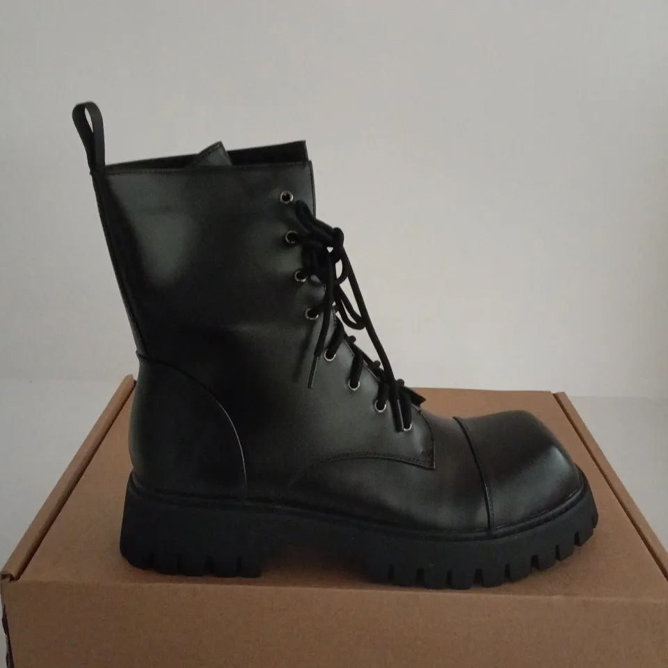 BOXED PAIR OF KOI GIMLI BLACK SQUARE TOE LACE UP BOOTS - SIZE 10