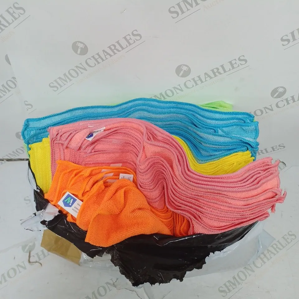 COLLECTION OF ASSORTED MICROFIBRE CLEANING CLOTHS IN VARIOUS COLOURS 