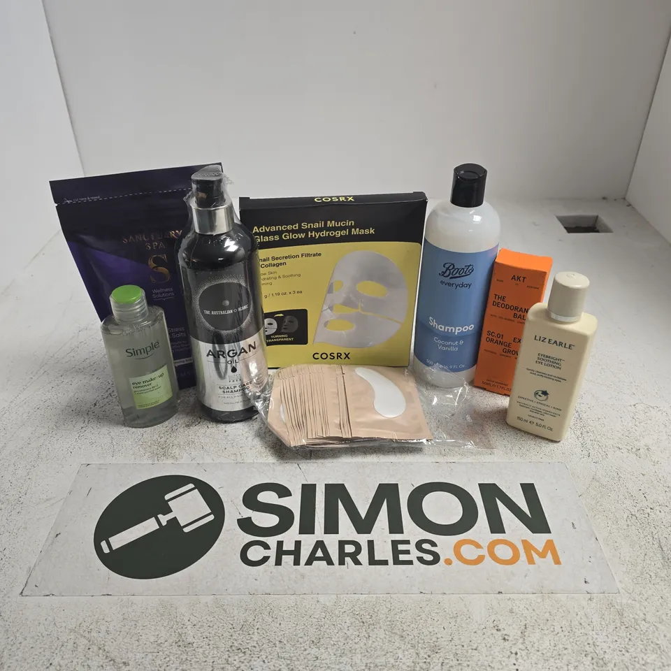 APPROXIMATELY 15 ASSORTED HEALTH & BEAUTY PRODUCTS TO INCLUDE LIZ EARLE SOOTHING EYE LOTION, AKT THE DEODORANT BALM, COSRX HYDROGEL MASK, ETC - COLLECTION ONLY