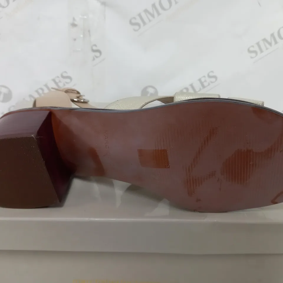 BOXED PAIR OF MARC FISHER OMELA LEATHER SANDALS GOLD SIZE 7