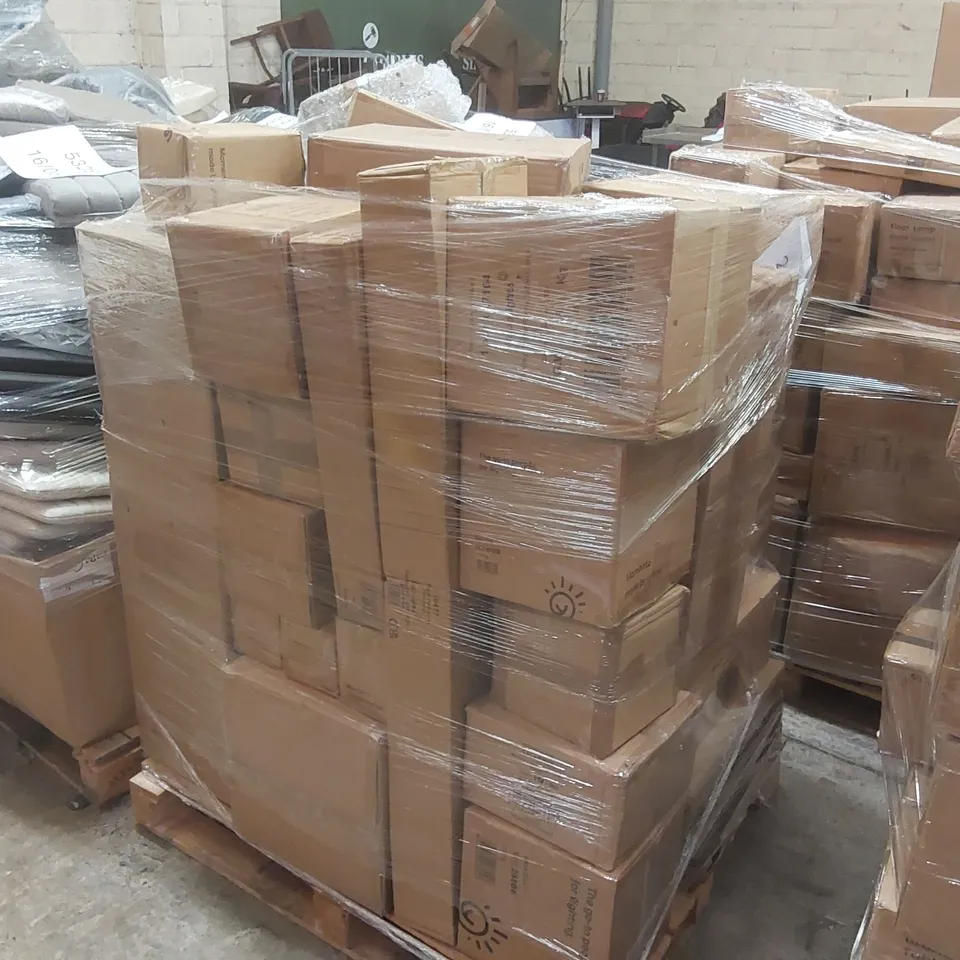 PALLET CONTAINING A VERY LARGE QUANTITY OF HOME LIGHTING PRODUCTS