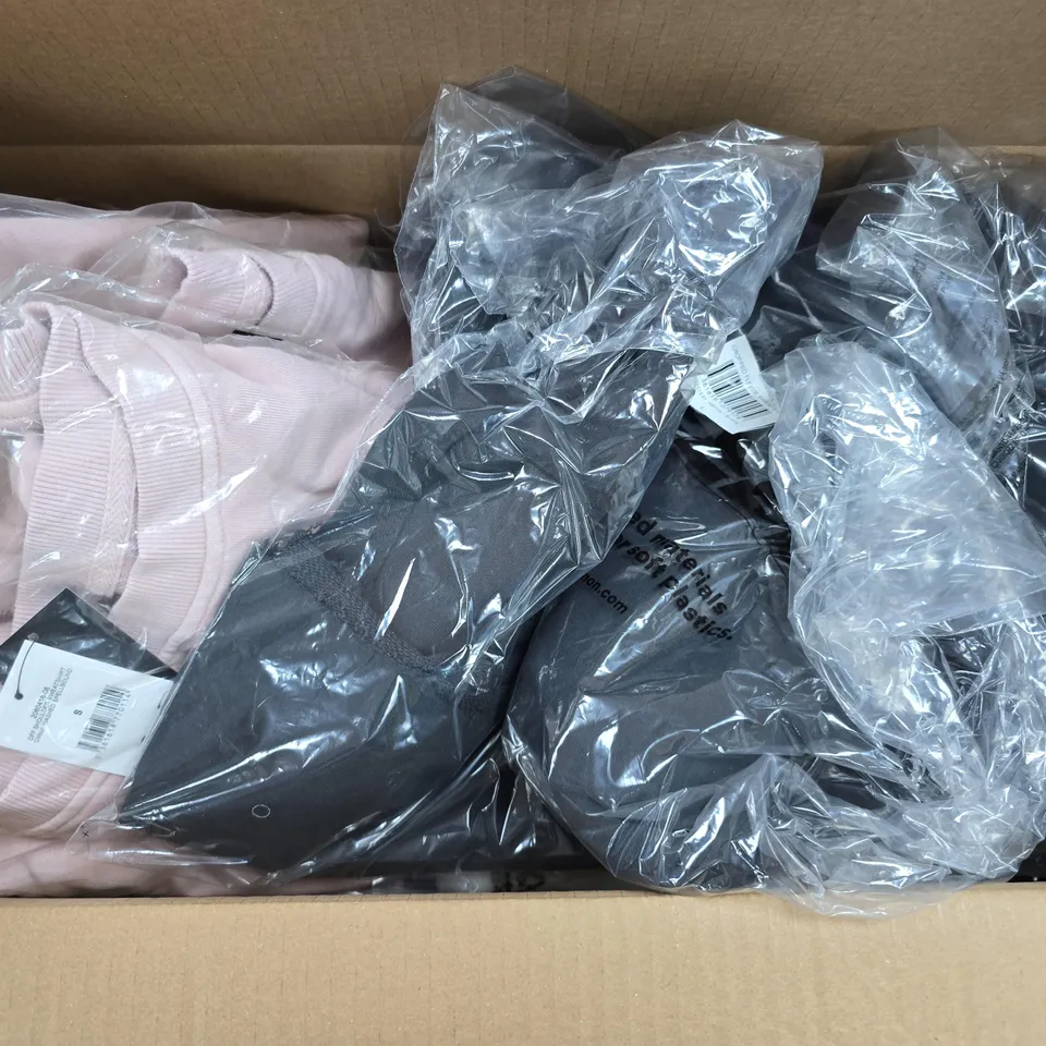 APPROXIMATELY 20 ASSORTED CLOTHING ITEMS IN VARIOUS SIZES, COLOURS & STYLES TO INCLUDE SHOULDER SWEATSHIRT, BAGGY DENIM SHORTS, ULTRA SOFT PLUNGE LONG SLEEVE, ETC