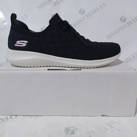 BOXED SKETCHERS STRECH FIT TRAINERS IN BLACK SIZE 6