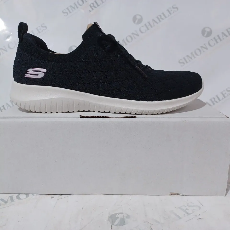 BOXED SKETCHERS STRECH FIT TRAINERS IN BLACK SIZE 6