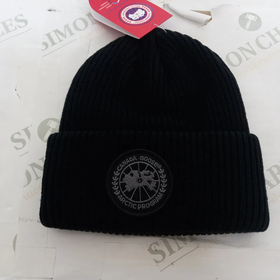 CANADA GOOSE BEANIE HAT IN BLACK