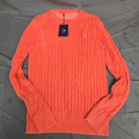 GANT SUNBLEACHED CABLE CREW SWEATER – STRONG CORAL, SIZE M