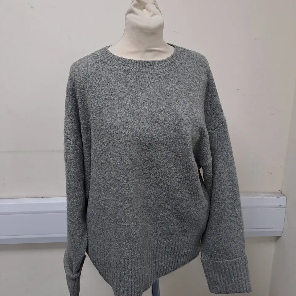 PRETTY LAVISH LIGHT GREY SWEATER SIZE XS 