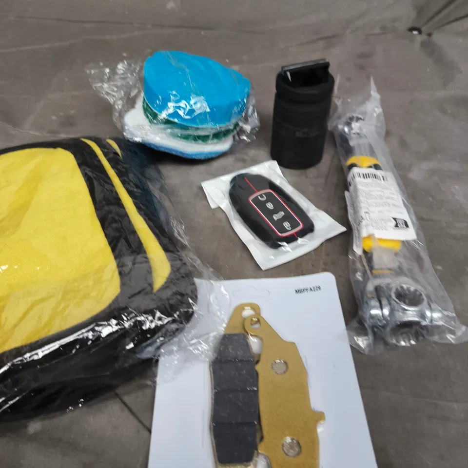 APPROXIMATELY 10 ASSORTED VEHICLE PARTS/ACCESSORIES TO INCLUDE BRAKE PADS, KEY CASE, CLEANING PAD ETC 