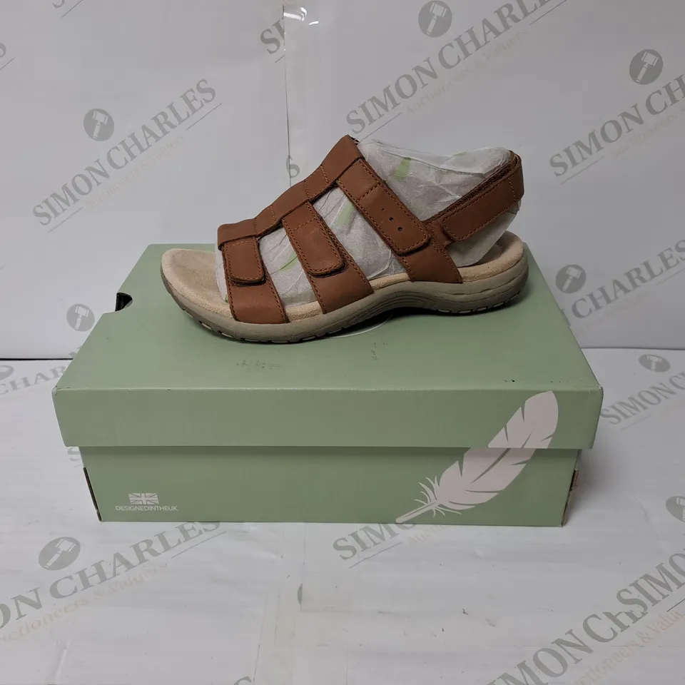 BOXED PAIR OF FREE SPIRIT LEATHER MANMADE SANDALDS // SIZE: 4 UK