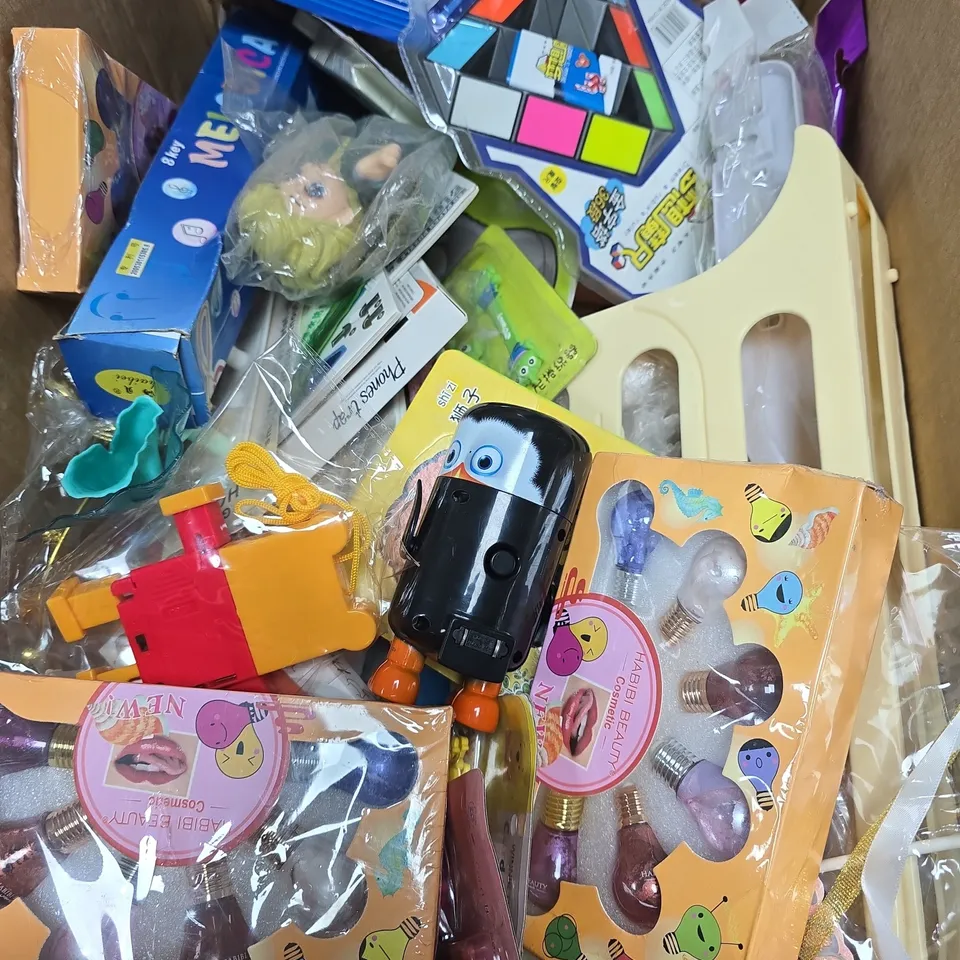 BOX OF APPROXIMATELY 25 ASSORTED ITEMS INCLUDING MOBILE PHONE HOLDER 3D PUZZLE AND HAPPY CLOCK 