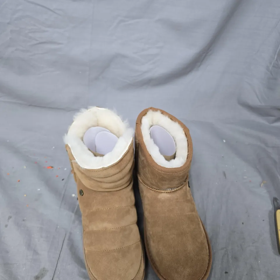 JOB LOT OF APPROXIMATELY 10 ASSORTED ITEMS TO INCLUDE BROWN BOOTS AND IRON